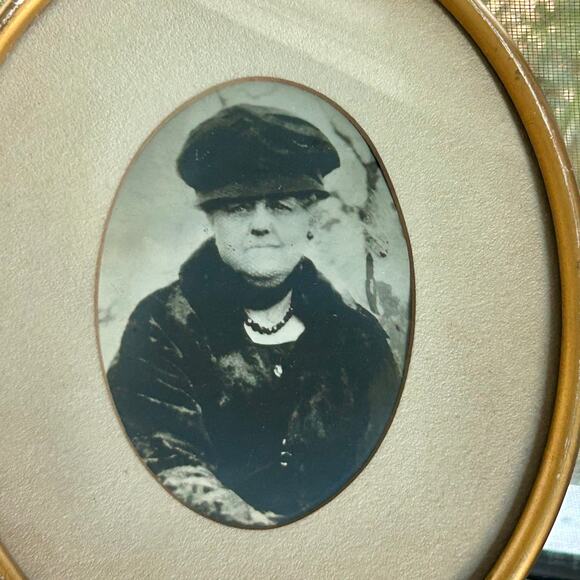 Antique Oval Framed Portrait Photograph – Early 1900s Black and Woman in Hat - Picture 2 of 9